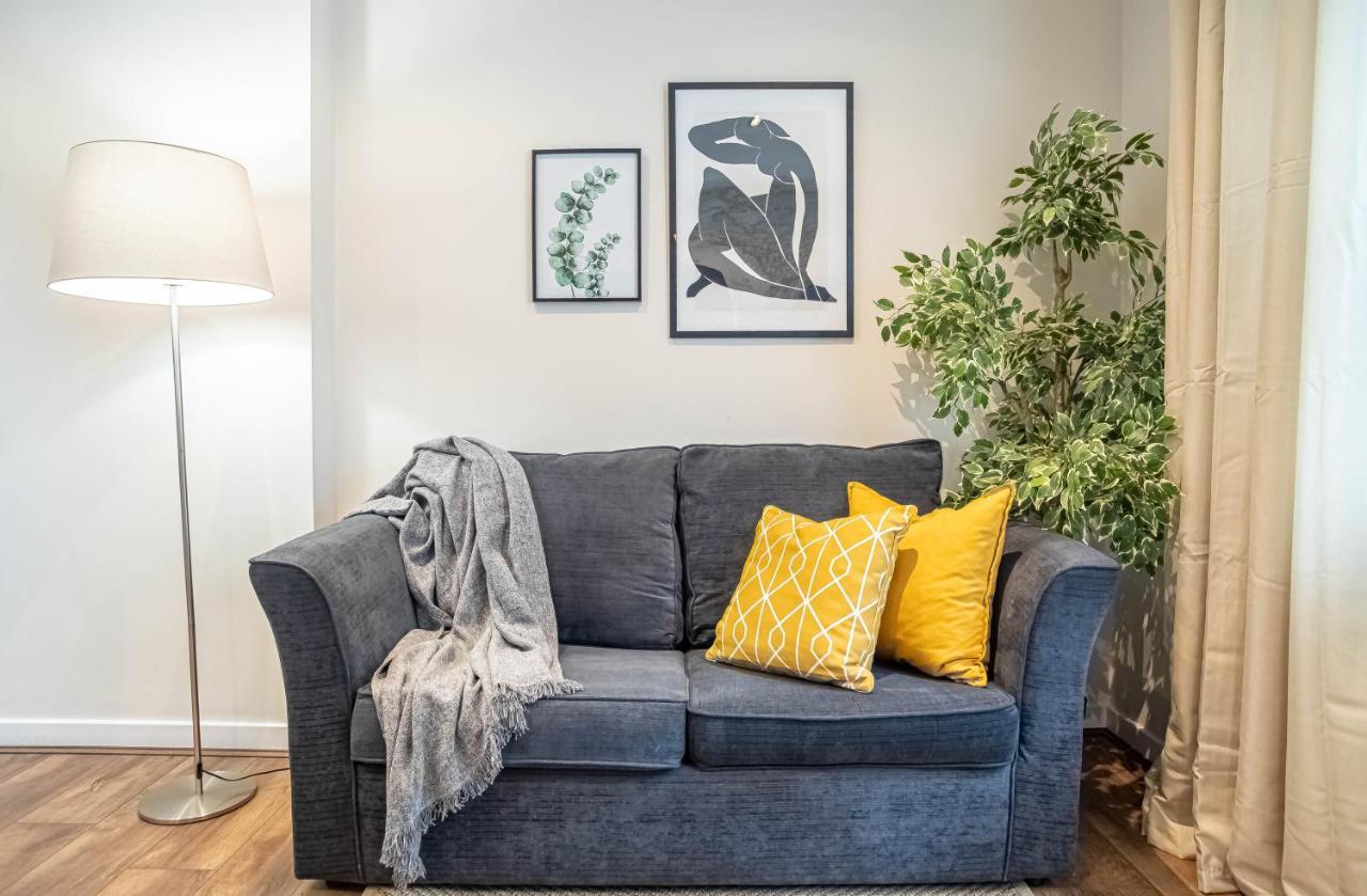 Apartment Luxe Near Albert Docks - 3 Graces - One - Business, Contract & Corporate Ready *